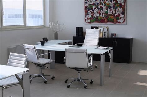 Which is the best design for an office cabin? Pin by Ria Nagori on Office decor | Office interiors ...