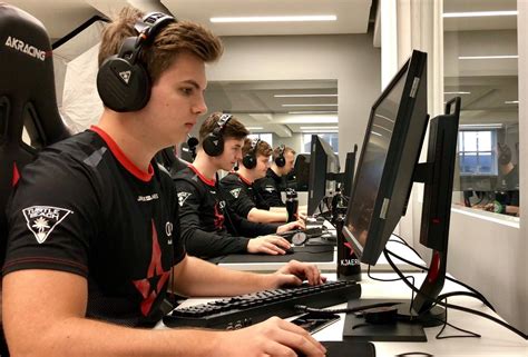 10 Best Csgo Players And Their Gaming Headset Headphonesty