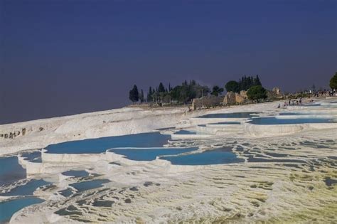 Natürliche travertin pools in pamukkale pamukkale türkei Premium Foto