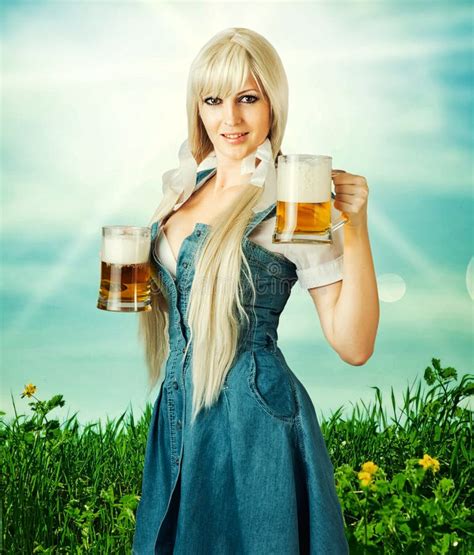 Donna Di Oktoberfest Che Tiene Sei Tazze Di Birra Fotografia Stock Immagine Di Brunette