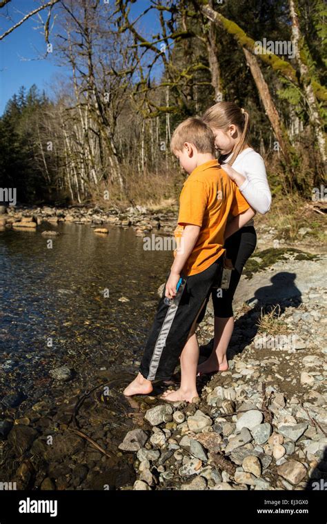 Sieben Jahre Alter Junge Und Seine Neunjährige Schwester Behutsam Die Kälte Der Snoqualmie River