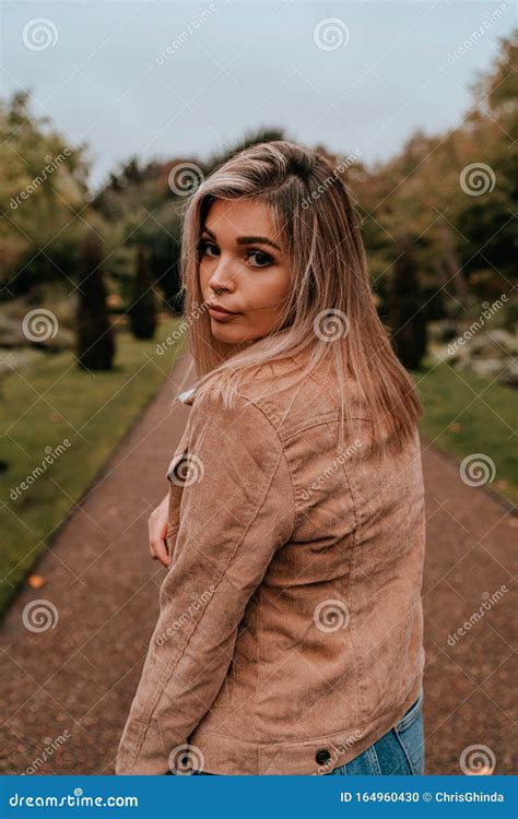 Portret Charming Young Woman With Blonde Hair Street Style Stock Foto