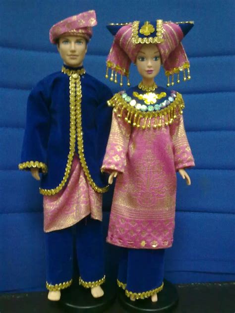 They continued the practice of their rich cultural heritage, which continues on today in the form of the fascinating adat perpatih, a matrilineal system of rule and. Boneka 14 Negeri Dan 3 Kaum Di Malaysia