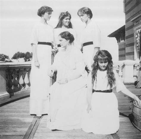 Alexandra Feodorovna With Her Daughters 1913 1946x1913 Alexandra