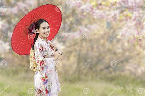 Una Ragazza Giapponese Con Un Kimono In Mano Un Ombrello Rosso Una Bellissima Donna Indossa Il