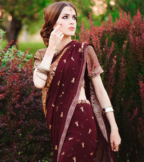 Nine yards of a saree is all it takes to transform an ordinary woman into a divine indian goddess. 20 Divine Hairstyles To Complement Your Saree