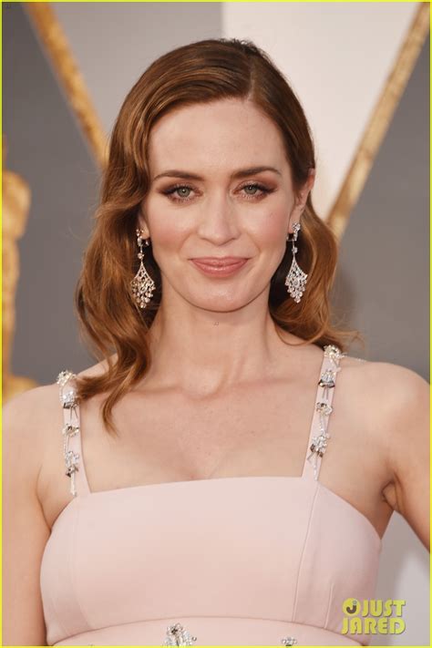 Emily Blunt Shows Off Tiny Baby Bump At Oscars Photo