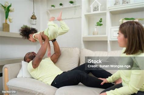 Padre Divirtiéndose Con Su Hija Vomitando Y Levantándola Mientras La
