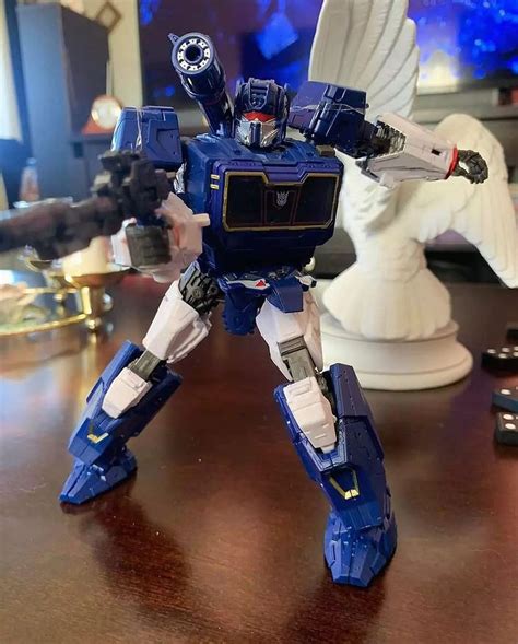 In Hand Images Of Transformers Studio Series Bumblebee Movie Soundwave