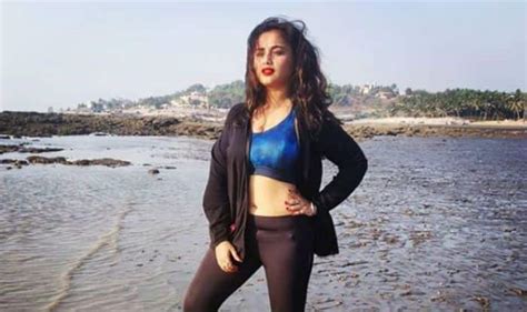 Bhojpuri Hot And Sexy Actress Rani Chatterjee Flaunts Her Washboard Abs In Blue Crop Top And