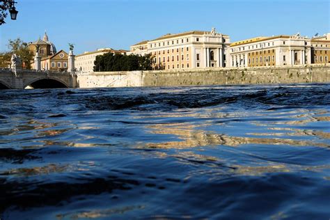 Tulvat uhkaavat Roomaa - Uutiset - Turun Sanomat