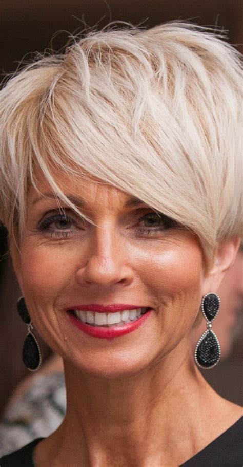 26 Feathered Bob Haircuts That Add Fullness And Movement To Your Hair