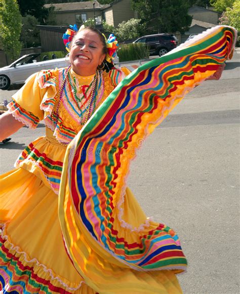 Latina Lady Dancer In Traditional Dress Editorial Photo Image Of Dynamic Latina 42897086