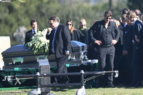 Robin Thicke Overcome With Emotion At Father Alan Thicke S Funeral In Santa Barbara Daily Mail