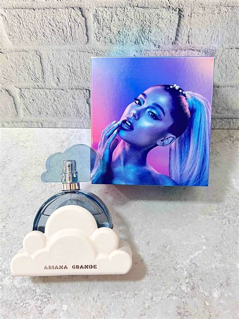 Perfume Cloud Ariana Grande Blush Maquillaje