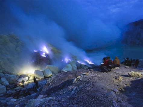 kawah ijen gunung api di indonesia yang semburkan api biru indozone id
