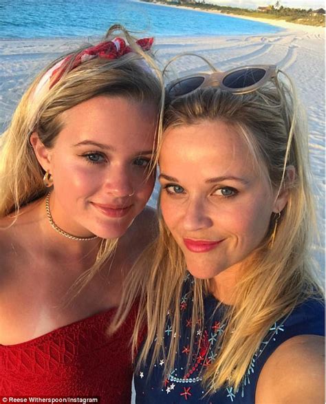 Reese Witherspoon Reflects On Lookalike Daughter Ava 18th Daily Mail