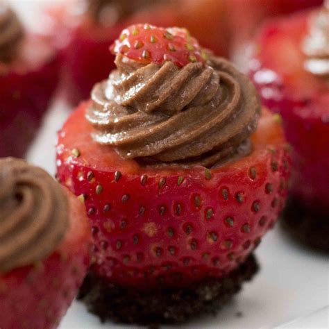 15 minute chocolate cheesecake filled strawberries