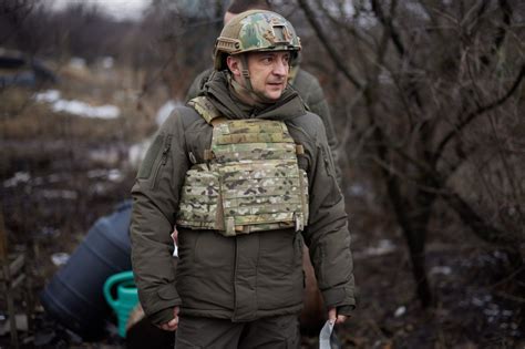 Estas Imágenes No Muestran Al Presidente Ucraniano Con Atuendo Militar En Febrero Del 2022 Reuters