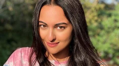 Sonakshi Sinha Narrates Poem On Farmers Pays Tribute To The Hands