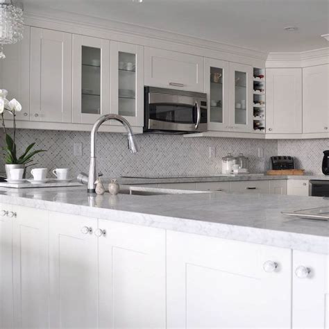35 Beautiful Quartz Backsplash Kitchen Design Ideas Hmdcrtn