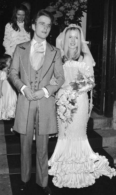 Gli abiti da sposa anni 70 avevano ampiezze decisamente diverse da quelle che siamo abituate a vedere oggi nei negozi di vestiti bianchi: Abiti da sposa anni 70