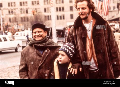 Joe Pesci Macaulay Culkin Daniel Stern Home Alone Lost In New York Stock Photo Alamy