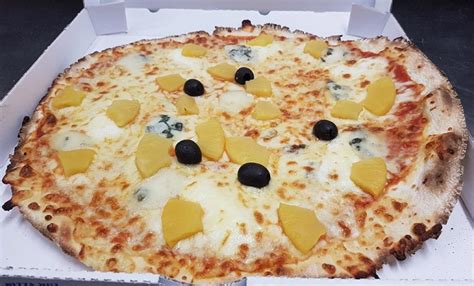 Roquefort Ananas Pizza Hot Au Feu De Bois