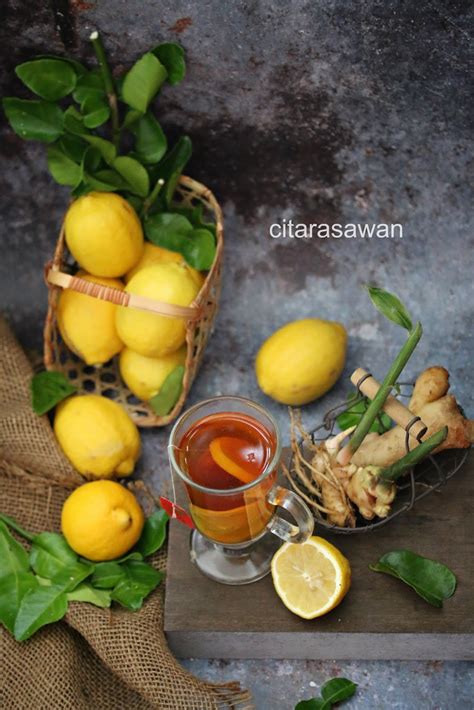 Tambahkan perasan lemon dan tiga sendok teh madu atau sesuaikan dengan selera ke dalam teh. Teh Lemon Halia Madu ~ Resepi Terbaik