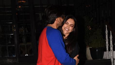 Ranveer Singh Gives Wife Deepika Padukone A Big Kiss After Dinner Date
