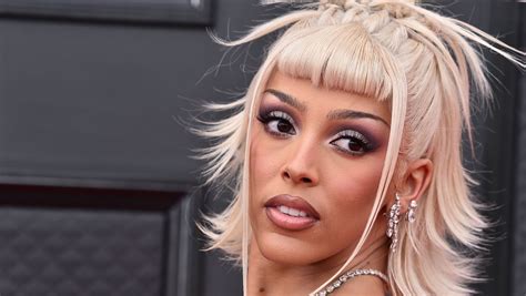 doja cat shuts down fans worried about her mental health after shaving off hair brows verve times