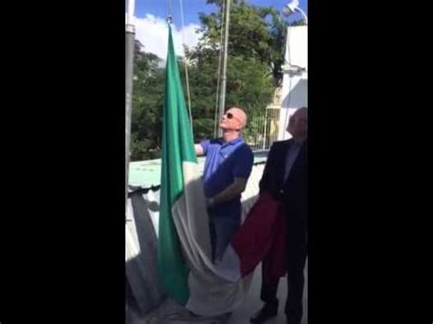 Tra gli italiani a santo domingo che gli stanno dando una mano c'è un romagnolo che gestisce un'agenzia di traduzione e si fa portavoce dei connazionali in quella splendida terra: Chiusura dell'Ambasciata Italiana a Santo Domingo - YouTube