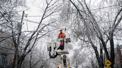 1 Dead Hundreds Of Thousands Still Without Power After Quebec Ice