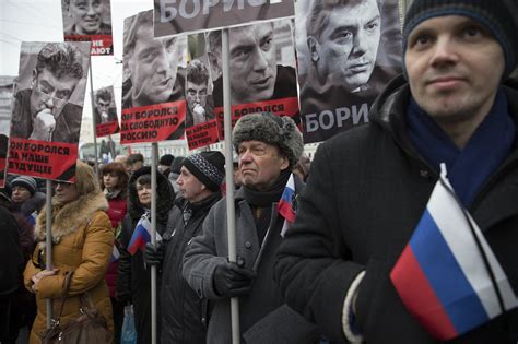 Remembering Slain Critic Of Putin Tens Of Thousands March In Moscow The New York Times