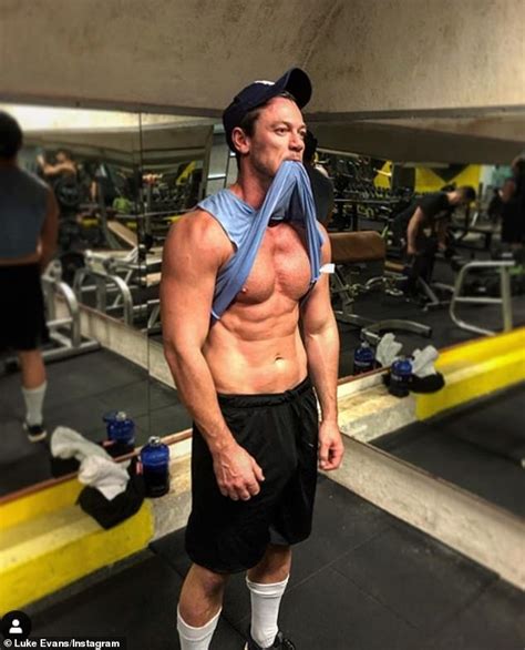 Luke Evans Shows Off His Incredible Abs In Gym Selfie Daily Mail Online