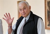 Victoria's Secret founder Les Wexner reported in talks to step aside ...