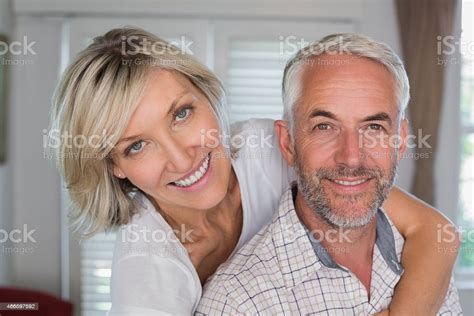 클로즈업 인물 사진 행복함 여자 안기 중년 남자 2015년에 대한 스톡 사진 및 기타 이미지 2015년 2명 50 54세 Istock