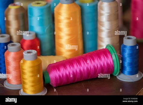 Carretes De Hilo De Colores Utilizados En La Industria Textil Y De Tela