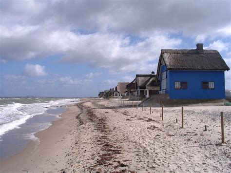 The agricultural and mill museum is 2.3 mi from haus fehmarn, while burgstaaken harbor is 2.4 mi away. blaues Haus an einem Strand vor der Insel Fehmarn Foto ...