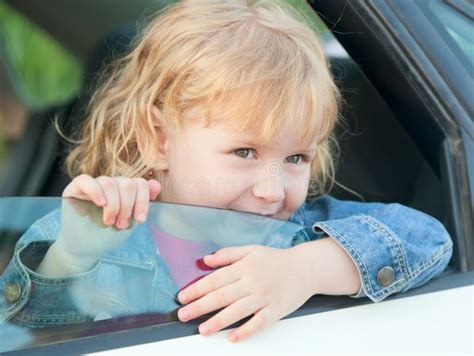 Kleines Mädchen 3 Jahre Alt Im Auto Stockbild Bild Von Verkehr Verantwortlichkeit 42263613