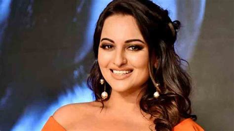 Sonakshi Sinha Shares Glimpse While Shooting For Bhuj Pride Of India Movies News Zee News