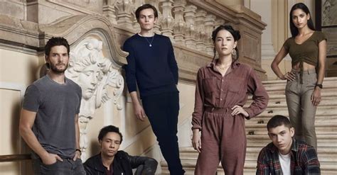 Shadow and bone is an upcoming fantasy streaming television series developed by eric heisserer and 21 laps entertainment for netflix scheduled to premiere in april 2021.2 it is based on overlapping book series shadow and bone and six of crows by leigh bardugo. Shadow and Bone: ecco la tagline della serie Netflix, presto anche il trailer