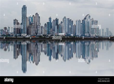 Reflejo Espejo De La Ciudad De Panamá La Capital De Panamá Es Una