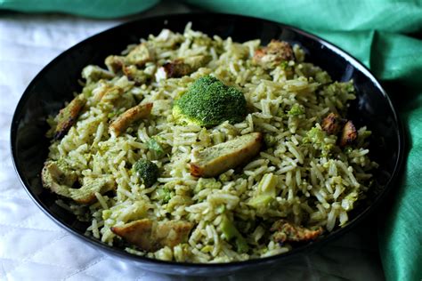 This chinese chicken and broccoli stir fry is easy and healthy with a sauce that takes just like takeout. Broccoli & Chicken Rice | Ruchik Randhap