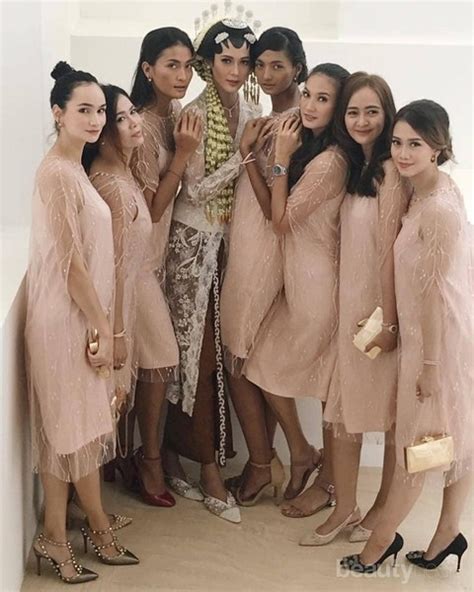 Kebaya batik attire on instagram: 5 Inspirasi Gaun Bridesmaid Warna Nude