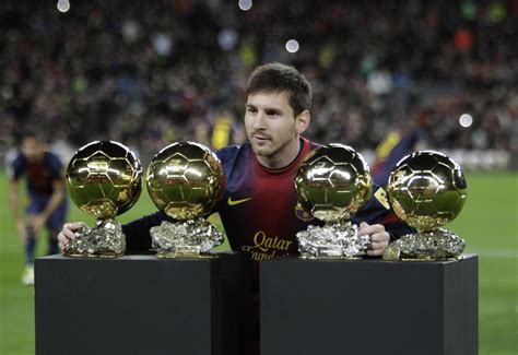 Lionel Messi Mostra I Suoi 4 Palloni Doro Al Camp Nou Video