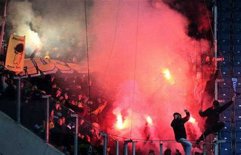 Wie die reportage des skandalspiels hertha gegen rostock dann wohl geklungen hätte? Pyro-Gezündel der Dynamo-Dresden-Fans bei Hansa Rostock ...