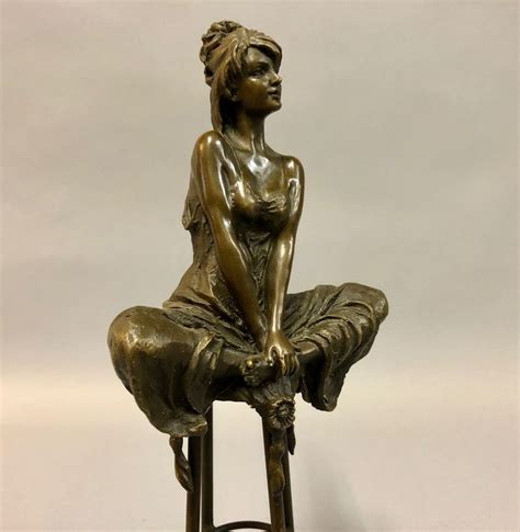 Statue D Une Femme Sur Un Tabouret Bronze Catawiki