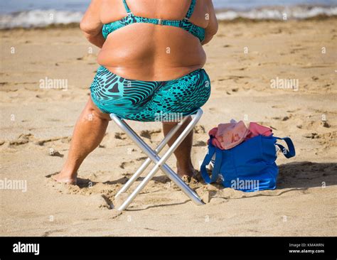 très vieille femme bikini sur la plage banque de photographies et d images à haute résolution