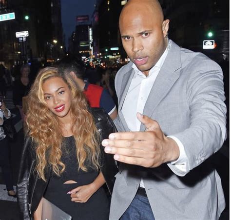 beyonce was visibly gagged at the love her body guard julius received at a recent show emily
